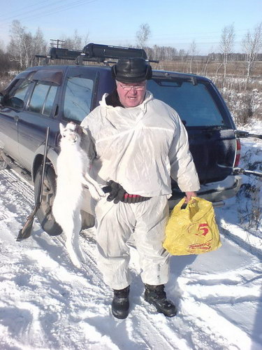 Отец со своим первым зайцем в сезоне...