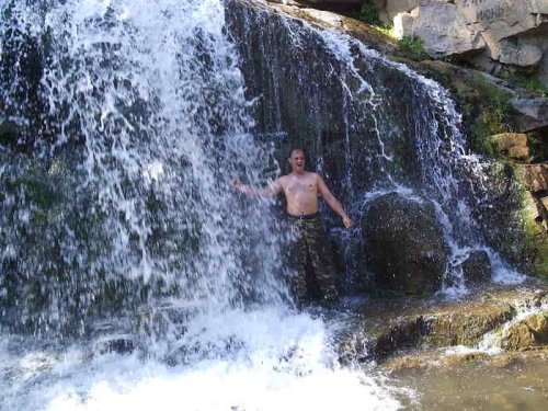 Хорошо в жару под водопадом
