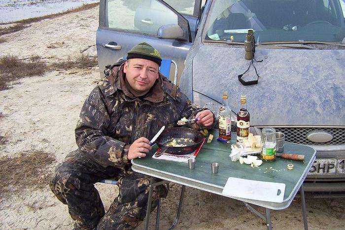 А теперь и коньячок с глазуньей.