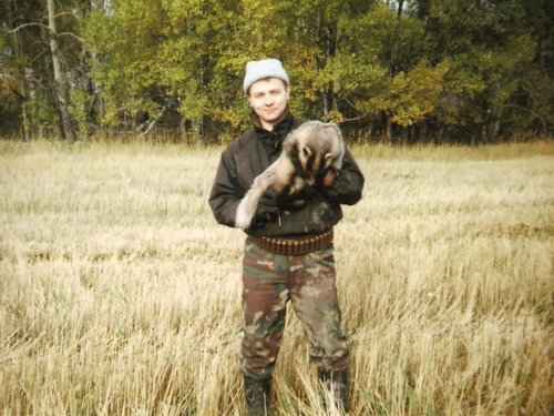 Я с барсуком. Не взвешивал, примерно 10 кг. Извините за сканированную фотографию, в цифровом удалили.