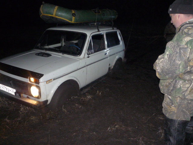 прилип к полю