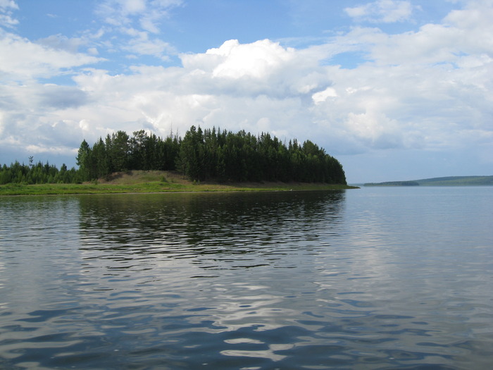 Остров на реке.