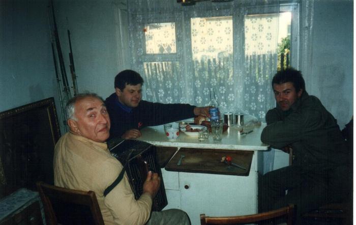 вот так коротая непогоду за кружкой чая и гармошкой.1993г.