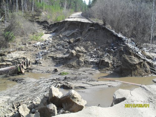 До весеннего паводка 2010г. здесь была дорога.