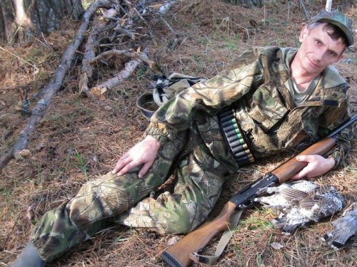 охотник на привале.