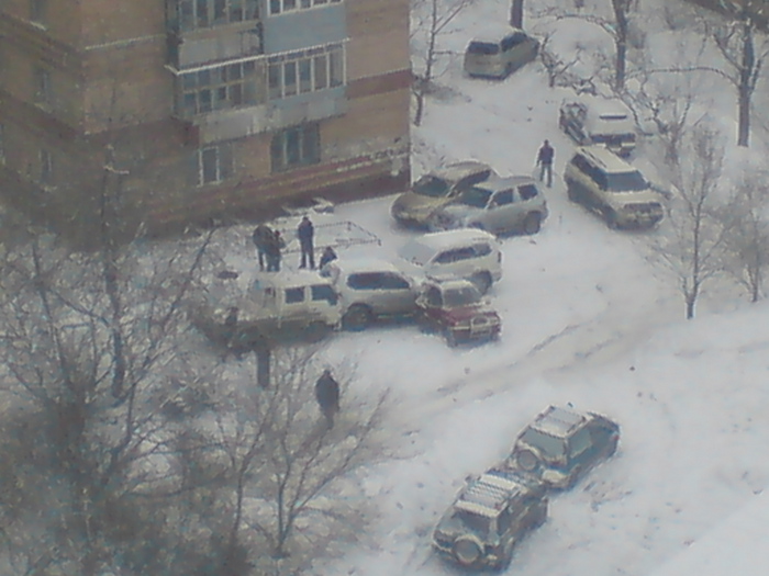 Снег, снег гололед и машины...