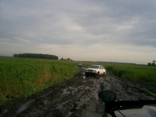 дамба , соеденяющая островок и большую землю.