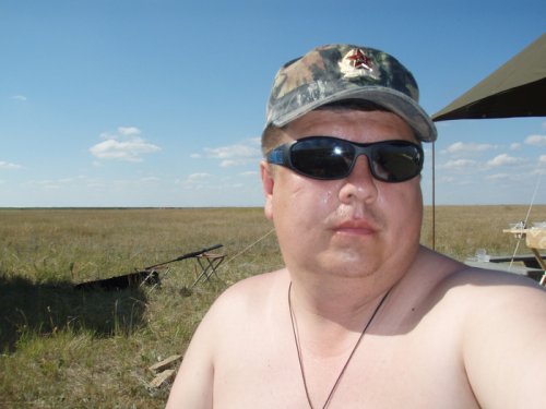 Принятие  солнечных ванн  около болотца..