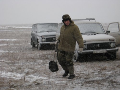 Свиязь разогревается!!! Таскает всем сумки в лодки))))) 2004г
