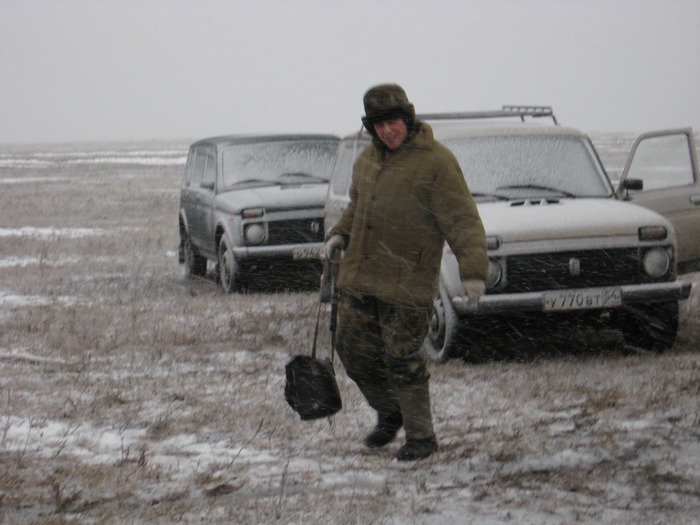 Свиязь разогревается!!! Таскает всем сумки в лодки))))) 2004г
