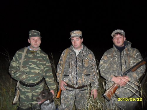 Трое на охоте не считая собаки.
