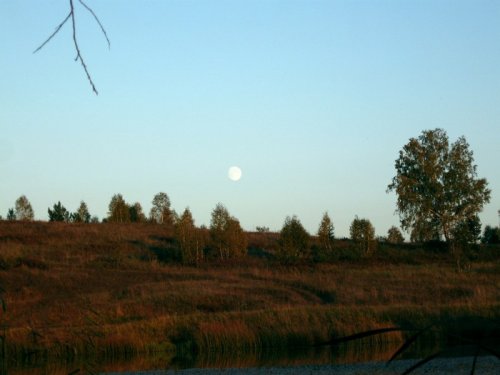 Солнце ещё не село, а луна уже взошла.