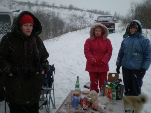 пока мужья на охоте жёны согреваются. 