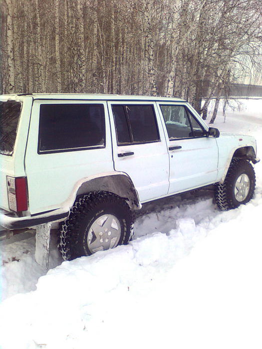 Jeep Черок. Прёт по снегу супер!!! Дури много! коробка механика...лучше Нивы и Уаза идёт по глубокому снегу!!!