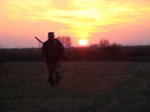 На зорьку. Опаздывает.