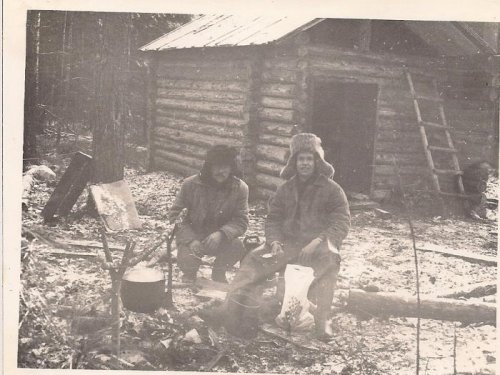 Батя с другом у родной избы(осень 1992г.)