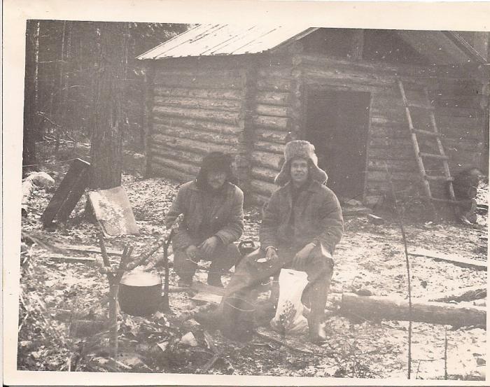 Батя с другом у родной избы(осень 1992г.)
