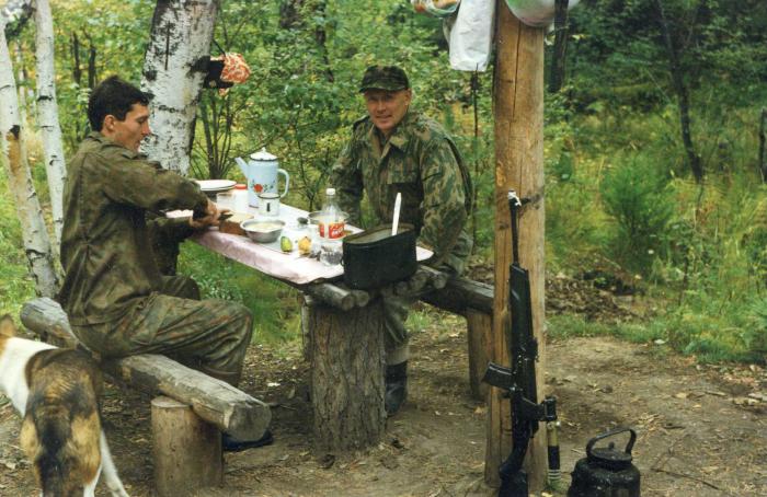 У зимовья. (летняя кухня)