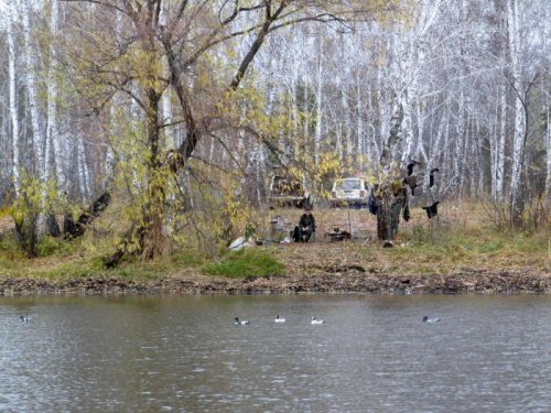 На берегу.