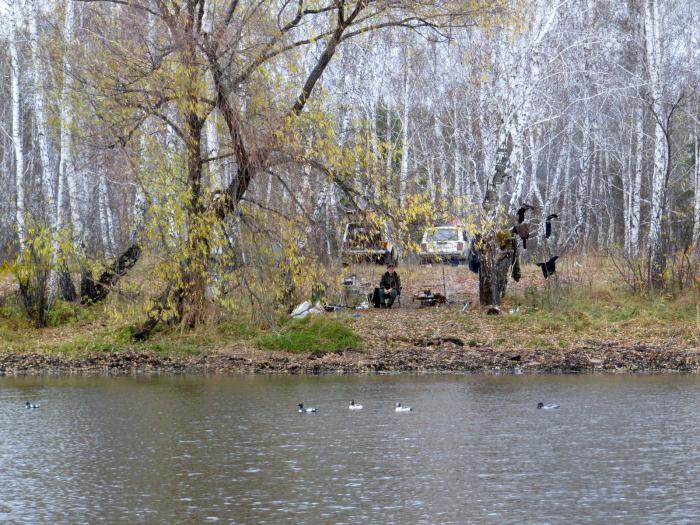 На берегу.