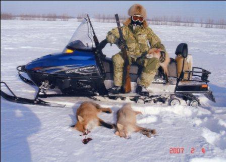 Младший, позирует.