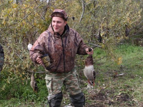 Только я выпил кружку пива.... Он прет на меня...