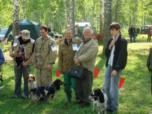 Два гончатника среди спаниЕлей )))