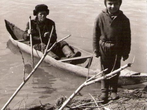 Обласок - хороший  транспорт  на  воде...,  правда,  пока  научишься  на  нем  нормально  ходить - можно немного  искупаться...