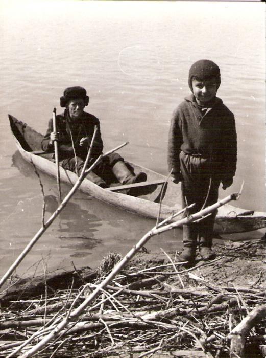 Обласок - хороший  транспорт  на  воде...,  правда,  пока  научишься  на  нем  нормально  ходить - можно немного  искупаться...
