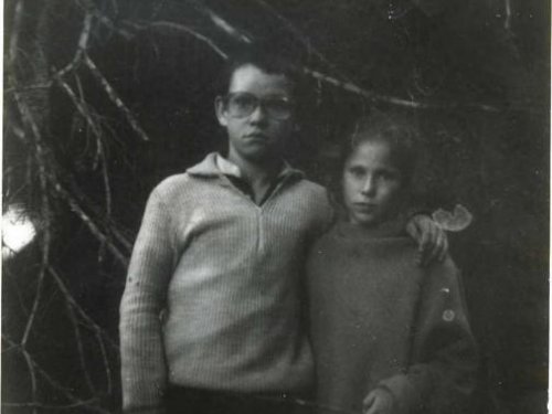 Старшая дочь с племянником. Сзади в виде холма - муравейник
