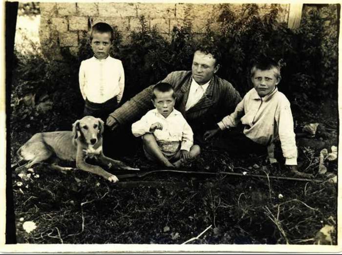 1949 год. Отец , 2 старших брата + двоюродный. Сабака - среднеазиатская борзая тазы ?
