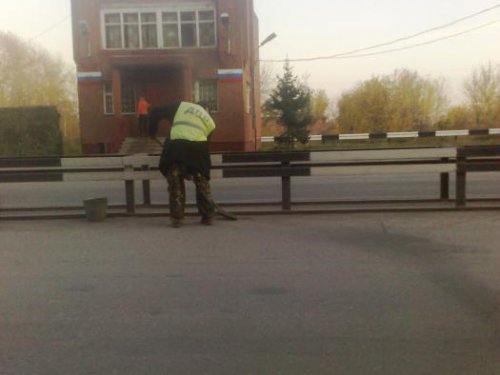 За что его так при людно то наказали ?