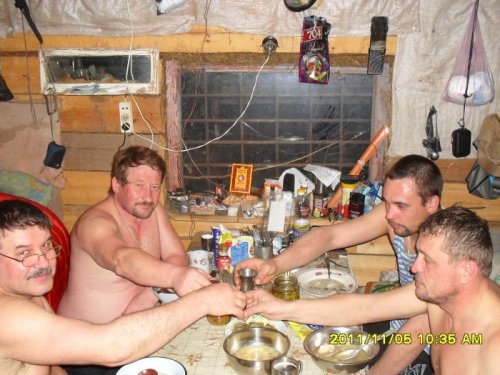 В зимовье после бани.