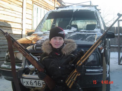 стреляет со всего