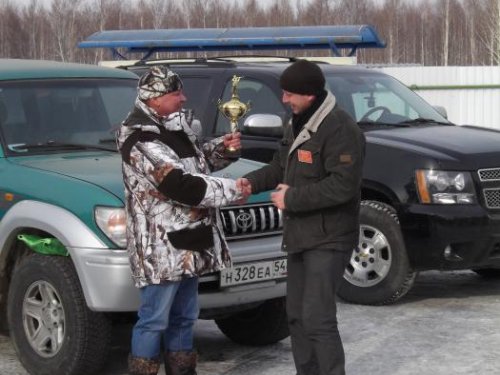 Вручение кубка победителю .