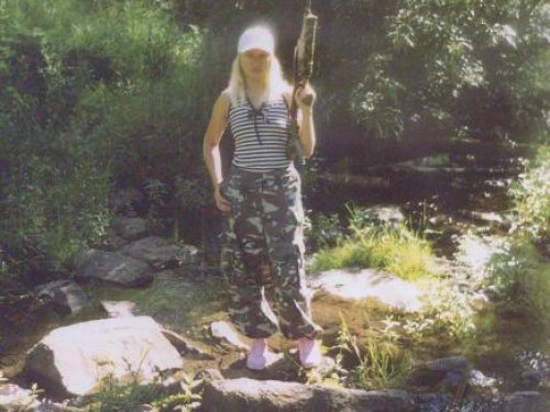 родник , природа и жена )))