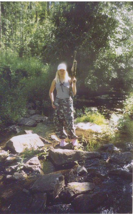 родник , природа и жена )))