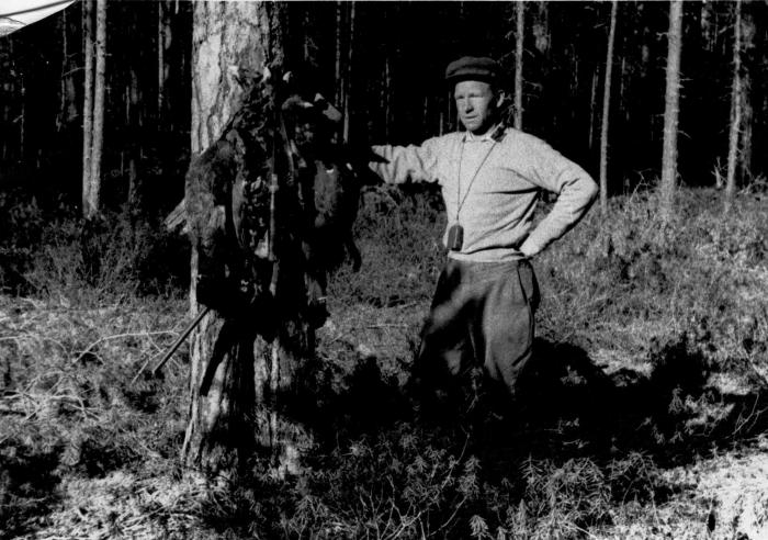 Батин альбом. С глухарями. Х-мансийск. Август 1965г.