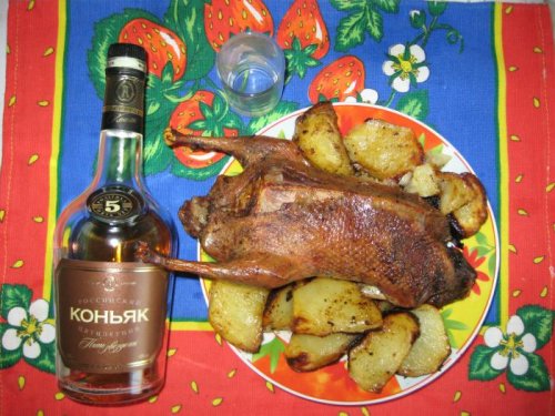 Утка фаршированная квашенной капустой.