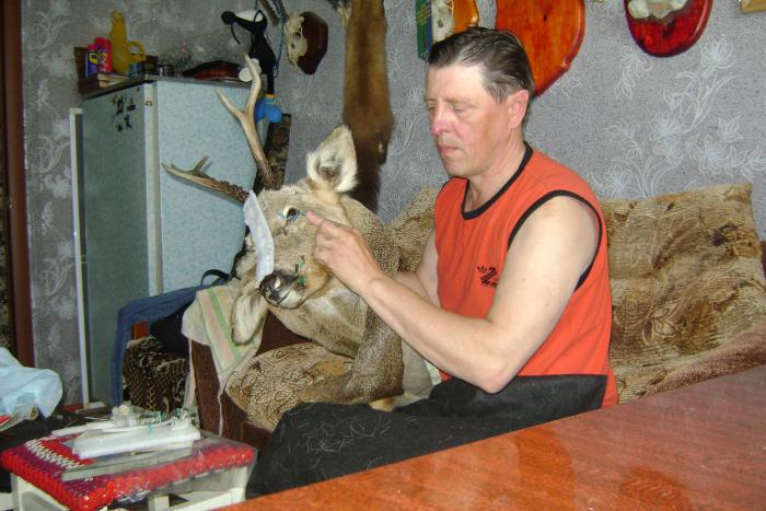 Работаю с трофейной головой косули...Заказ. Осень 2011г.