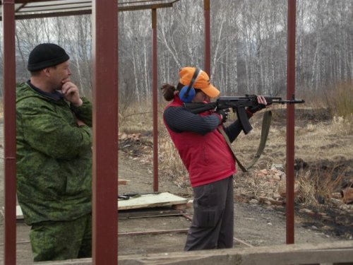 Стреляла одиночными)))