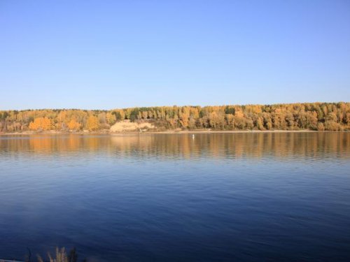 В реке отражается небо