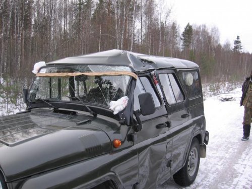 Слетели с трассы в гололед, легли на бок  2