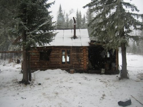 Зимовье. Саяны. Май.