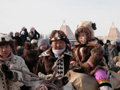 Потомственный охотник, именитый волчатник Игнат с детьми.
