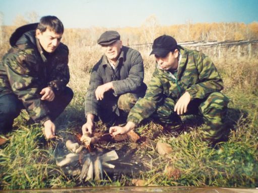 На привале .Чувствуется даже запах жареного сала.