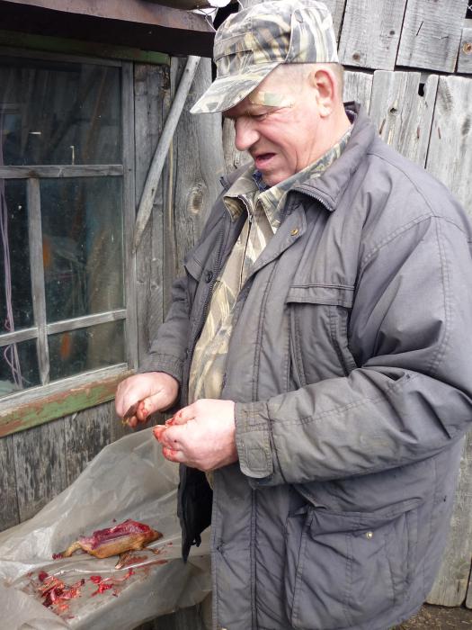 Дядька на зимовье, за работой на шулюмку.....)