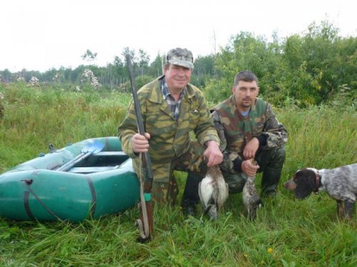 Дядька с товарищем. С Полем их!
