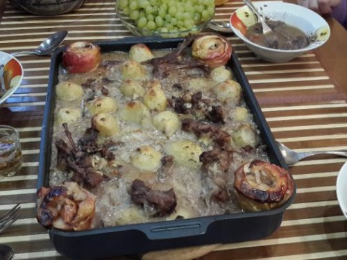 Бобрятина с грибами и яблоками