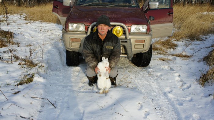 лежал в поле.
